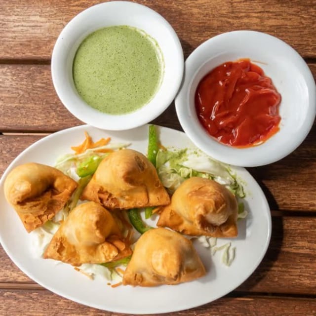 Veg Samosa (4 pcs).